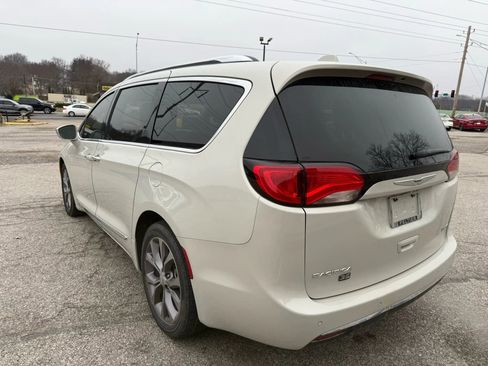 Used 2019 Chrysler Pacifica Limited image 2