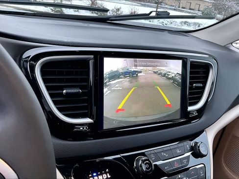 Used 2024 Chrysler Pacifica Touring-L image 27