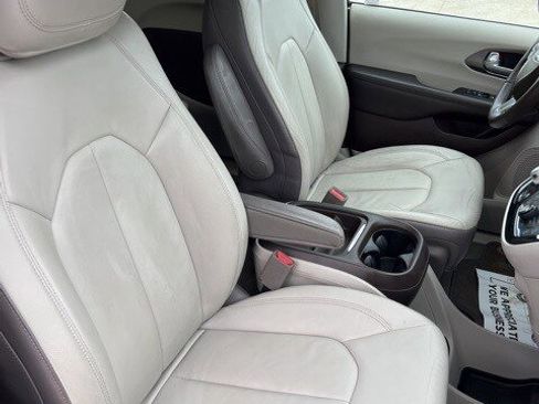 Certified 2017 Chrysler Pacifica Touring-L image 17