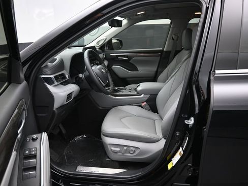 Certified 2025 Toyota Highlander Platinum AWD/4WD image 9
