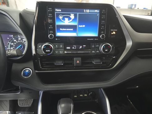 Used 2021 Toyota Highlander XLE AWD/4WD image 21