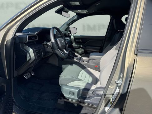 Used 2025 Toyota Tacoma TRD Sport image 9