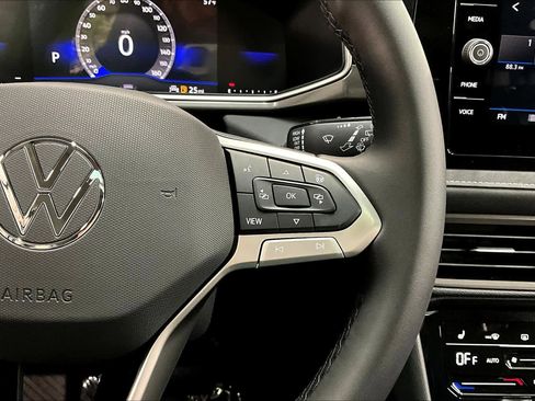 New 2026 Volkswagen Taos SE image 18