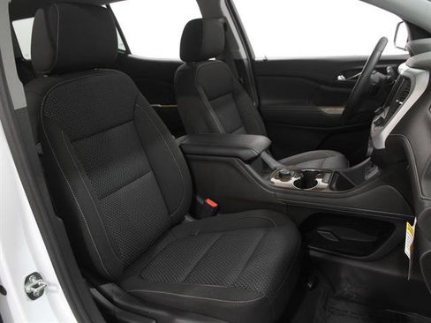 Used 2023 GMC Acadia SLE image 17