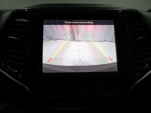 Used 2019 Jeep Cherokee Limited image 27