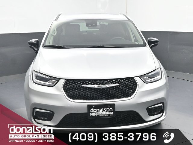Used 2024 Chrysler Pacifica Touring-L FWD image 3