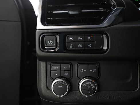 Used 2025 GMC Yukon Denali AWD/4WD image 28