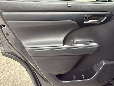 Used 2023 Toyota Highlander XLE image 25