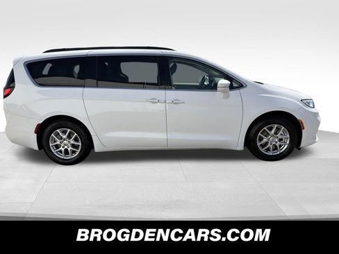 Used 2022 Chrysler Pacifica Touring-L image 2
