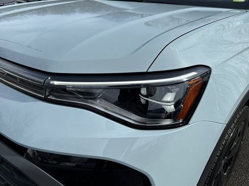 Certified 2025 Volkswagen Taos SE image 9