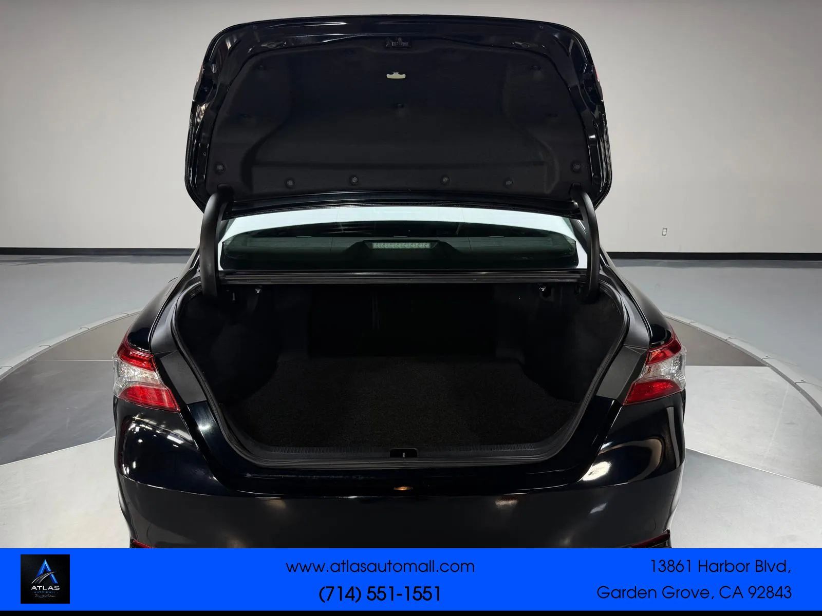 Used 2018 Toyota Camry SE w/ Moonroof Package FWD image 13