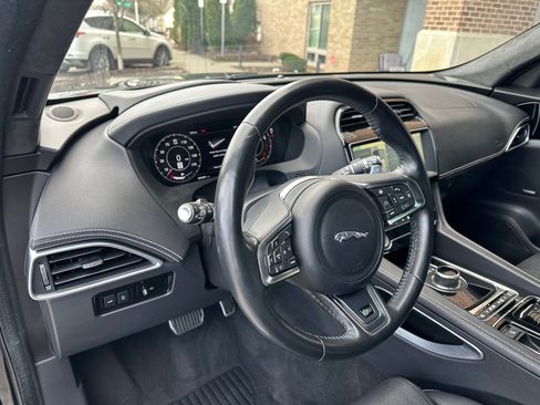 Used 2019 Jaguar F-PACE S image 11