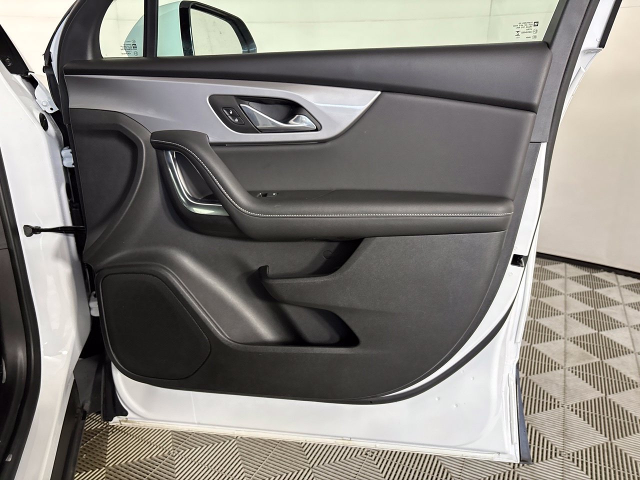 Used 2025 Chevrolet Blazer LT FWD image 27