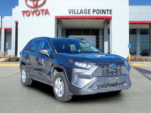 Used 2020 Toyota RAV4 LE image 3