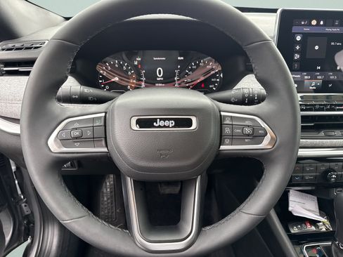 Used 2023 Jeep Compass Latitude AWD/4WD image 11