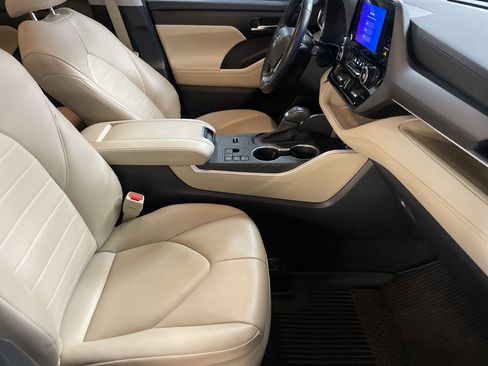 Used 2023 Toyota Highlander XLE image 35