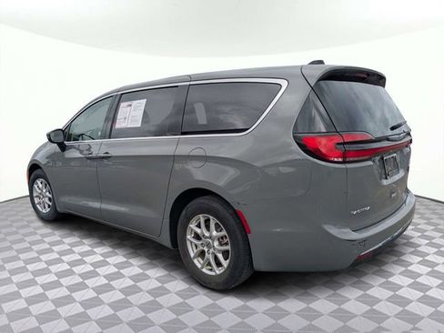 Used 2023 Chrysler Pacifica Touring-L FWD image 6