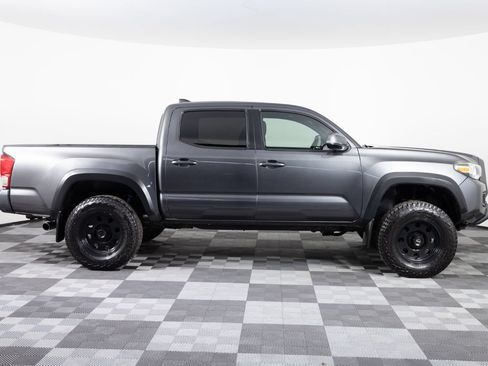 Used 2017 Toyota Tacoma TRD Off-Road w/ Premium & Technology Package AWD/4WD image 9