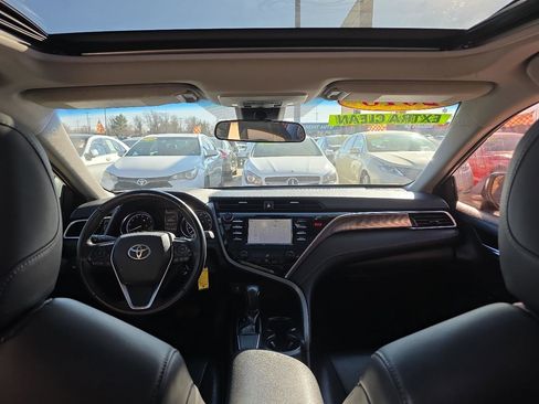 Used 2018 Toyota Camry SE w/ Moonroof Package image 24