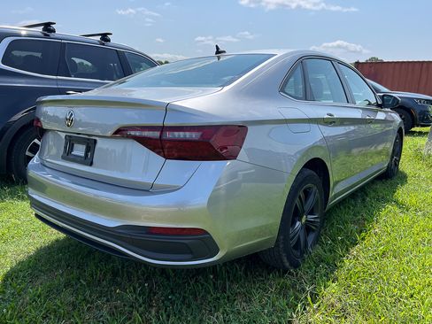 Used 2022 Volkswagen Jetta SE FWD image 4