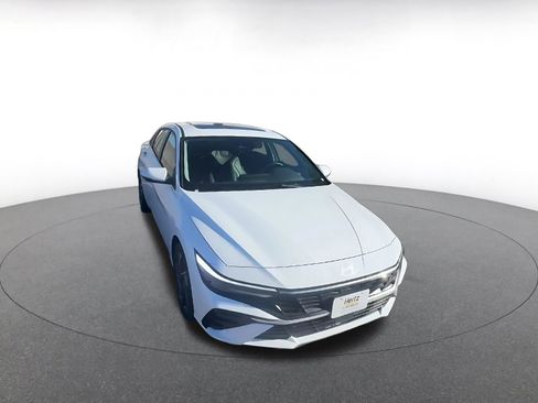 Used 2025 Hyundai Elantra Limited image 3