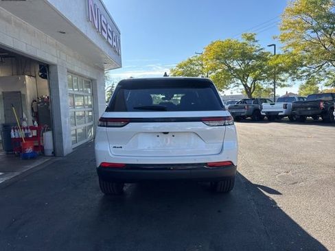 Used 2024 Jeep Grand Cherokee Altitude image 3