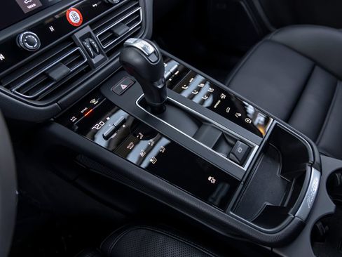 Certified 2026 Porsche Macan AWD/4WD image 38