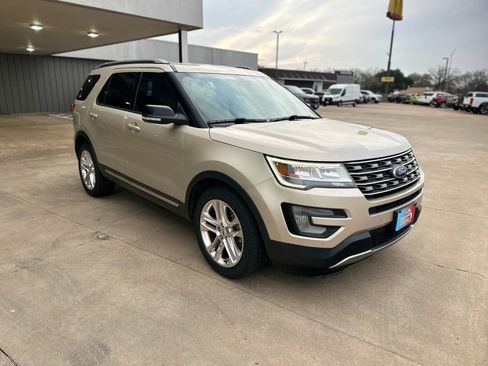 Used 2017 Ford Explorer XLT w/ Equipment Group 202A image 11