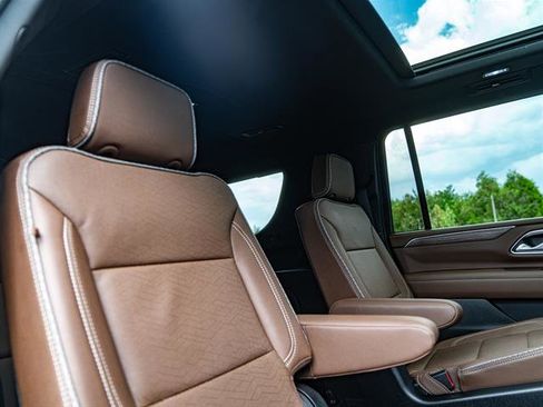 Used 2024 Chevrolet Suburban High Country w/ Advanced Technology Package image 28