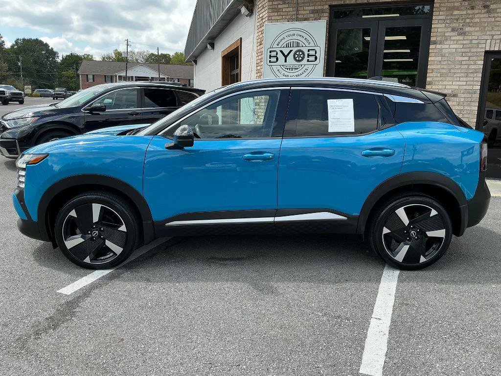 Used 2025 Nissan Kicks SR w/ Illumination Package FWD image 2