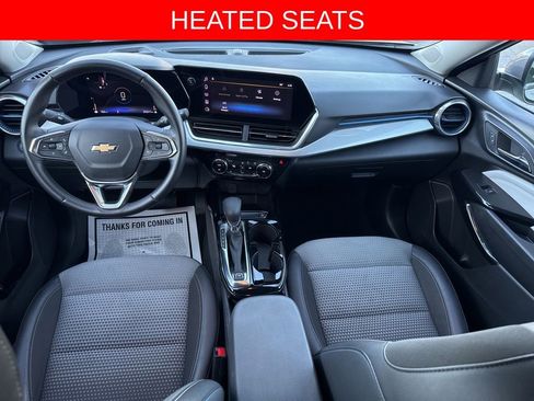 Used 2024 Chevrolet Trax LT w/ LT Convenience Package image 2