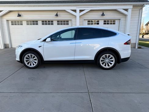 Used 2018 Tesla Model X 75D image 2