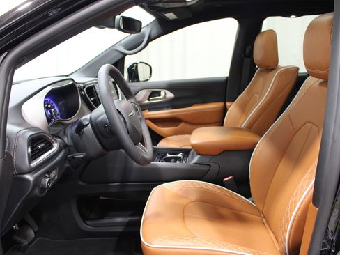 Used 2026 Chrysler Pacifica Pinnacle image 3