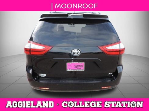 Used 2019 Toyota Sienna XLE w/ XLE Navigation Package FWD image 5