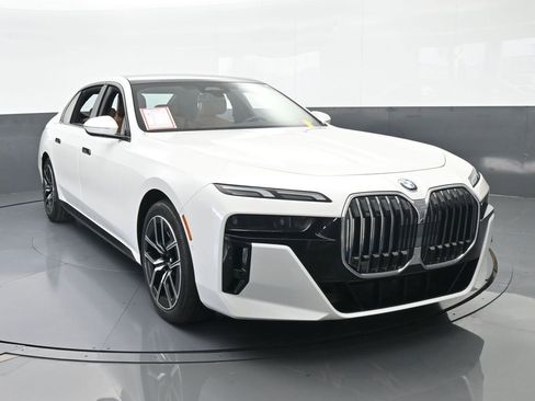 Used 2025 BMW 740i xDrive image 9