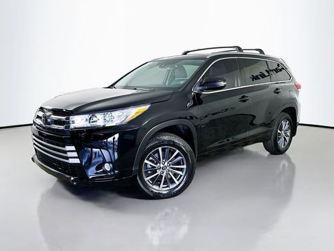 Used 2017 Toyota Highlander XLE AWD/4WD image 3
