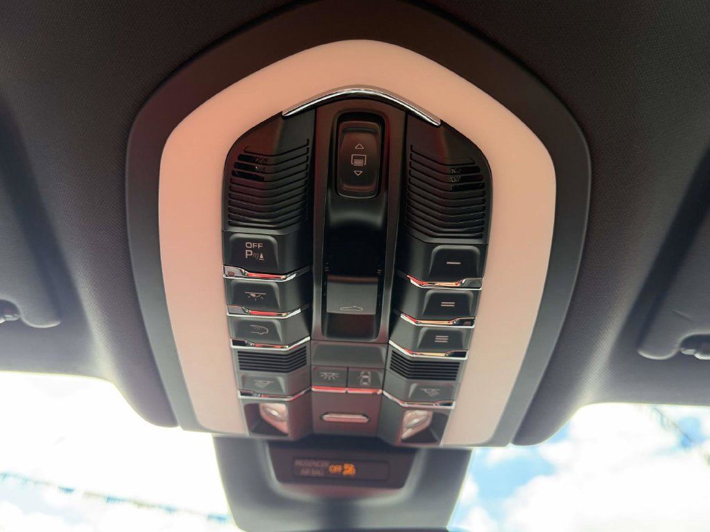 Used 2022 Porsche Macan AWD/4WD image 32