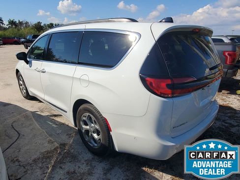 Used 2023 Chrysler Pacifica Limited w/ Uconnect Theater Family Group image 5