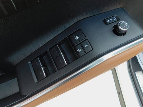 Used 2023 Toyota Highlander Platinum image 31