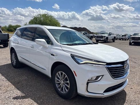 Used 2023 Buick Enclave Essence image 3