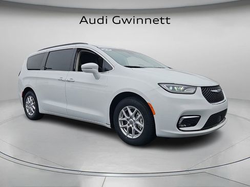 Used 2022 Chrysler Pacifica Touring-L image 9