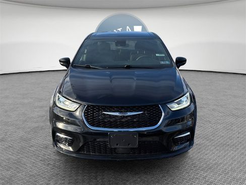 Used 2025 Chrysler Pacifica Select image 9