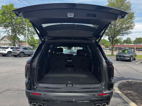 Used 2026 Chevrolet Traverse LT w/ Midnight/Sport Edition FWD image 11