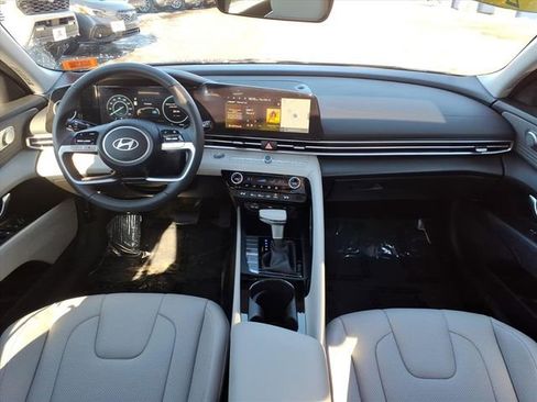 Used 2025 Hyundai Elantra Limited image 14