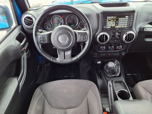 Used 2015 Jeep Wrangler Unlimited Rubicon w/ Connectivity Group image 4