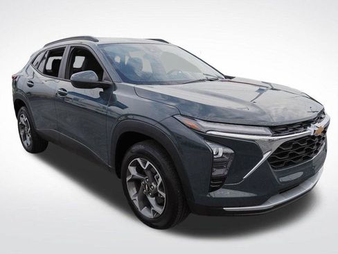 Certified 2025 Chevrolet Trax LT w/ Driver Confidence Package FWD image 3