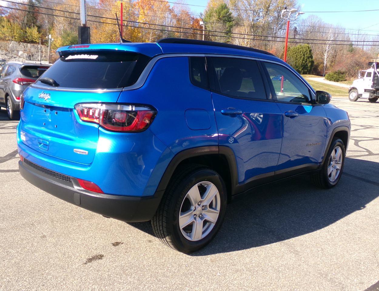 Used 2022 Jeep Compass Latitude w/ Convenience Group AWD/4WD image 3