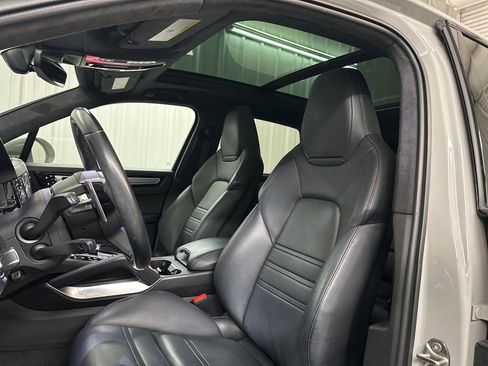 Used 2021 Porsche Cayenne Turbo image 14