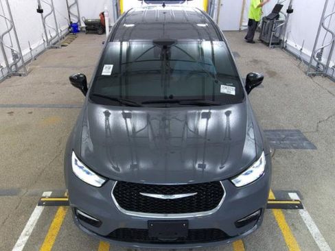 Used 2025 Chrysler Pacifica Select FWD image 3