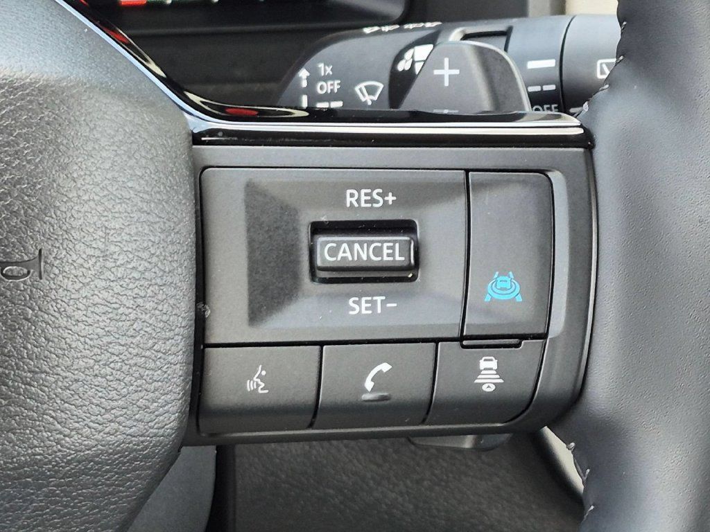 Used 2025 Nissan Rogue SL AWD/4WD image 17